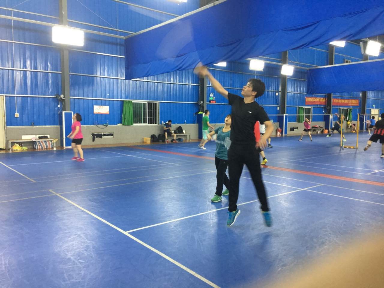 我公司按期组织员工开展羽毛球健身活动